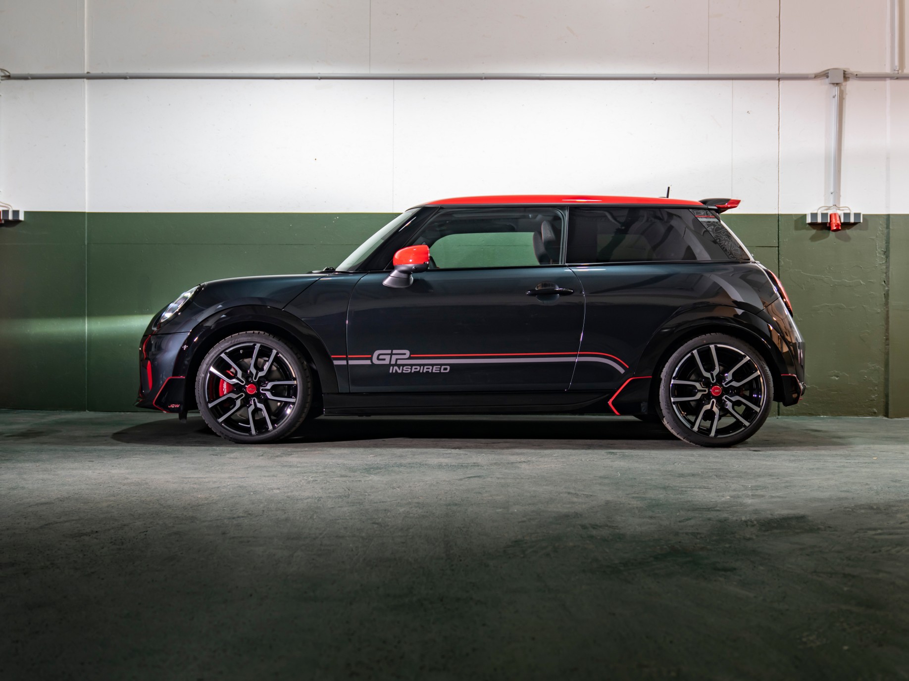 Vista lateral do MINI JCW JG Inspired